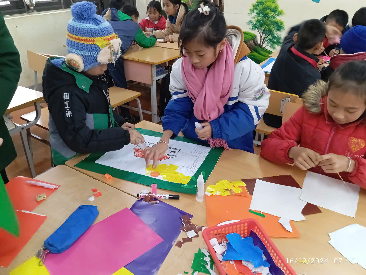 Hình ảnh hs đang miệt mài vẽ