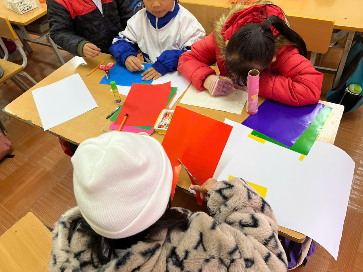 hs đang miệt mài vẽ