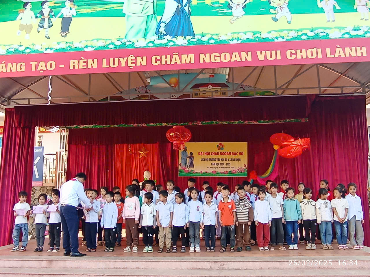 Thầy giáo Nguyễn Đình Vang trao chứng nhận đạt cháu ngoan Bác hồ cho các em